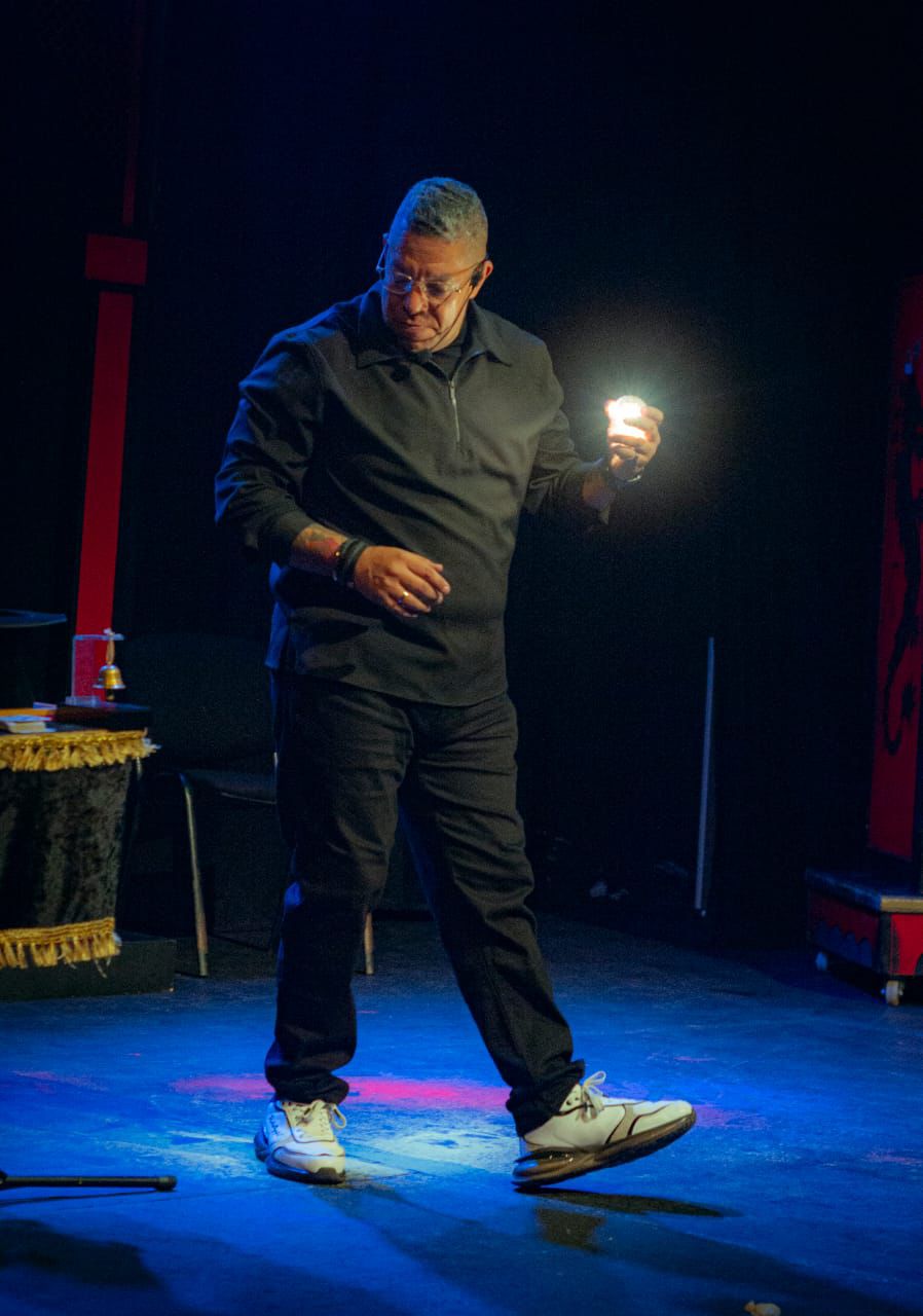 Magia con fuego en escenario