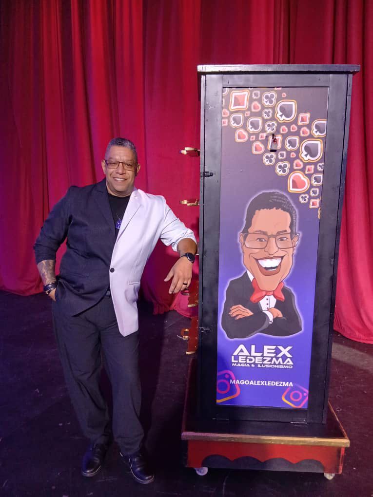 Alex Ledezma junto a su utilería de show