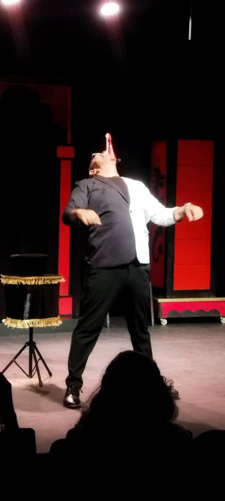 Acto de tragar espadas en teatro